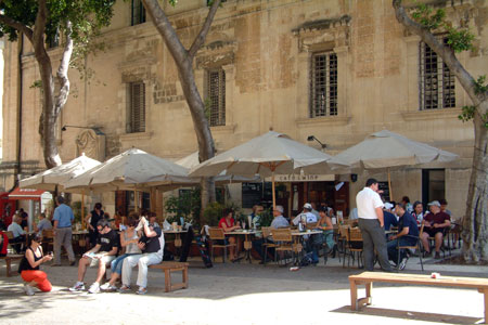 Pavement cafe in Valletta